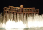 Самая грандиозная система фонтанов в мире — у отеля Белладжио. Любоваться фантастическим водно-музыкальным шоу можно совершенно бесплатно | Золотое кольцо США