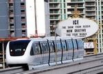 Монорельс — самый скоростной способ передвижения по Лас-Вегасу. Обратите внимание на задний план — среди множества развлечений Ледовое шоу из России — одно из самых заметных | Золотое кольцо США