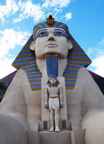 Чтобы увидеть знаменитого Сфинкса, как и Египетские пирамиды, совсем не обязательно ехать в Каир — в Лас-Вегасе они предстают даже в более впечатляющем виде | Золотое кольцо США