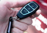 Функция Keyless Entry без нажатия кнопок может снимать с охраны, разблокировать двери и «расправлять» зеркала с приближением владельца к автомобилю | Ford Fiesta