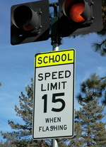 Перед школами в дни занятий мигают красные светофоры, и скорость при этом ограничена в 15 миль/час | Золотое кольцо США