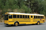 Школьные автобусы — одни из самых заметных участников движения. А их исполнение самое разное | Золотое кольцо США