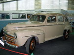 Ford Super Deluxe 6 выпускался всю войну и после нее (1941-48 гг.) — американцам было не до автомобилей. Зато потом несколько поколений менялись через два года. Между прочим, можно предположить, что источником вдохновения для «художников» «Победы» был и этот  | 