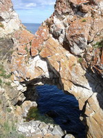 В сквозной мраморной арке на мысе Хадарта можно сфотографироваться в полный рост на фоне воды | Турбазы Малого моря