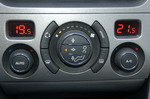 Двухзонный климат-контроль понимаешь сразу благодаря четкой группировке кнопок и удобному расположению на консоли  | Hyundai i30 / Peugeot 308