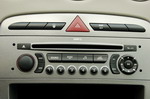 Один из признаков французских автомобилей — мелкие кнопки на магнитолах (словно все они выпускаются одним производителем). Не совсем удобно и расположение на консоли клавиши блокировки центрального замка | Hyundai i30 / Peugeot 308