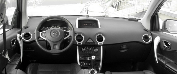 Renault Koleos | Передняя панель неплохо гармонирует с дверями — ансамбль выглядит богато и солидно. Небольшой руль придаёт имидж спортивности и азарта