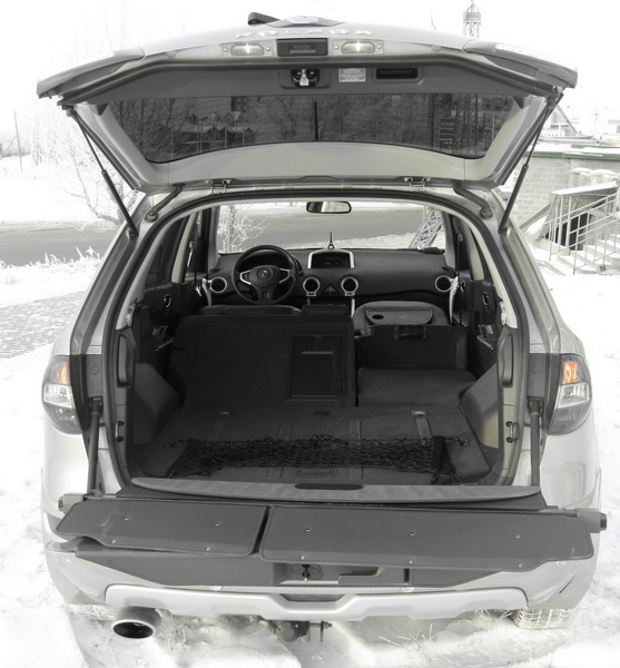 Renault Koleos | Возможностей трансформации у багажника множество. Скажем, спинка переднего пассажирского сиденья может опускаться вперёд, образуя своеобразный столик. В таком положении можно перевозить длинномеры до 3 метров