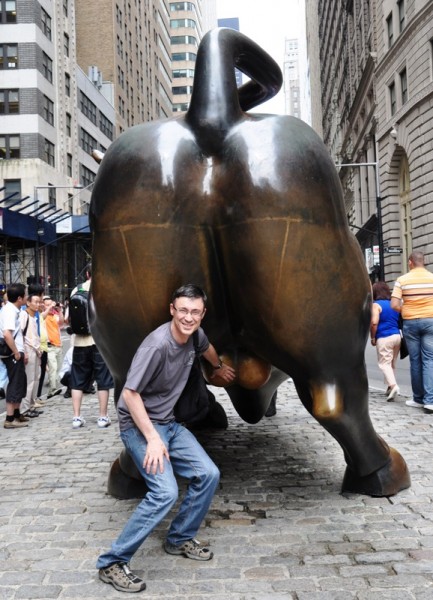Этот бронзовый бык установлен по соседству с Wall street и пользуется популярностью у желающих разбогатеть. По легенде, для этого достаточно потереть ему определенные места 