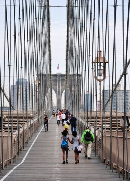 Прогулка по Бруклинскому мосту – одно из немногих бесплатных развлечений для туристов в Нью-Йорке
