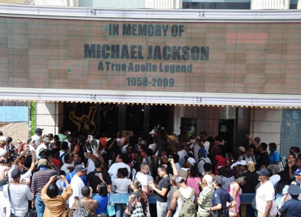 Центром американской скорби по ушедшему королю поп музыки стал театр Apollo в Гарлеме, где 9-летний Майкл Джексон впервые вышел на сцену в составе семейной группы Jackson 5
