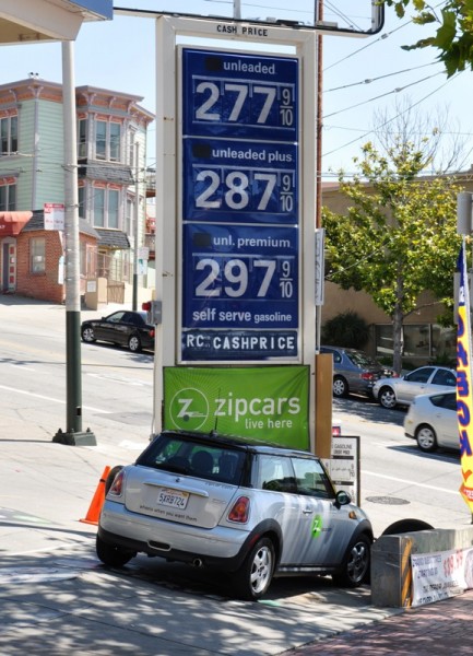 Стоимость самого недорого бензина «Регуляр» в Калифорнии (аналог нашего 95-го) – около 24 руб./литр.
