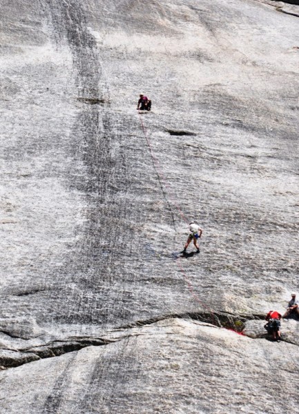 Йосемитский парк привлекает не только любителей природы и спокойного отдыха, но и альпинистов- экстремалов