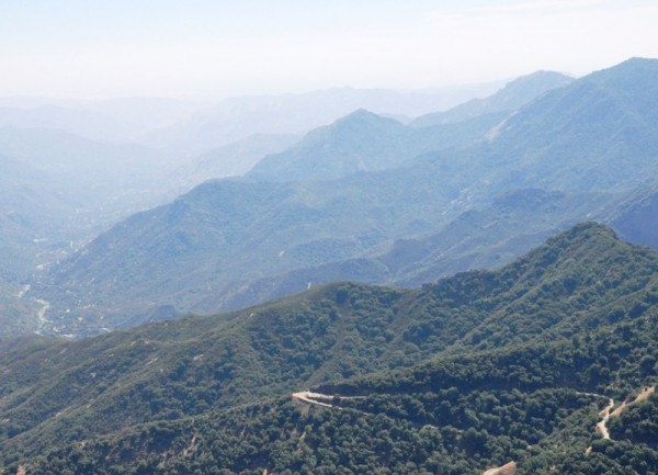 Со скалы Моро на 360 градусов открывается величественная панорама на горы и долины Хай-Сьеррас