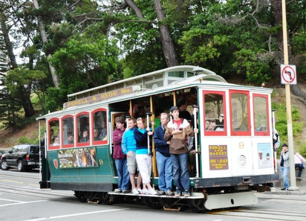 Поездка на Кабельном трамвайчике (запущенном почти 150 лет назад) по холмам Сан-Франциско, с которых открываются фантастические виды – обязательный туристический «аттракцион»
