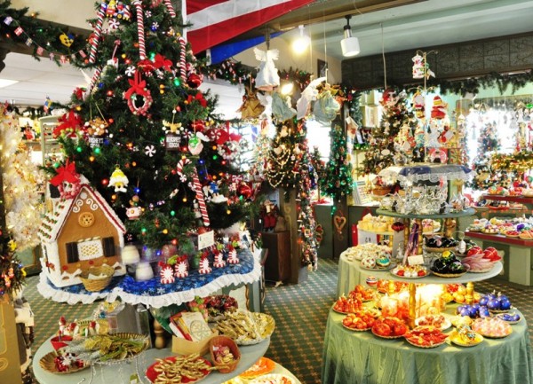Магазин новогодних подарков в Сольванге: рождественская сказка в начале июля 