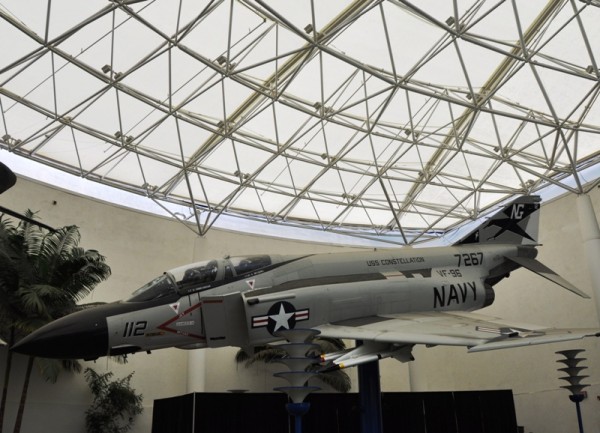 Знаменитый (в основном по войне по Вьетнаме) сверхзвуковой истребитель Phantom F4 – главный экспонат богатейшего Музея авиации в Сан-Диего
