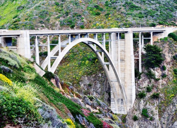 Мост через ручей Биксби, построенный в 1932 году, долго имел самый большой в мире 79-метровый пролет, а этот участок дороги был официально признан самым живописным в Калифорнии 
