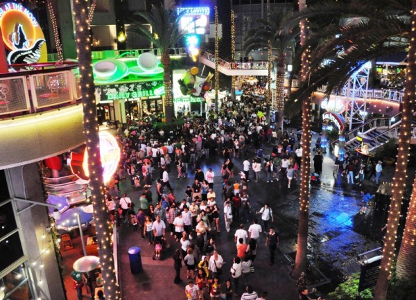 Ближе к ночи праздник в тематическом парке Universal Studio перемещается в зону ресторанов и магазинов 