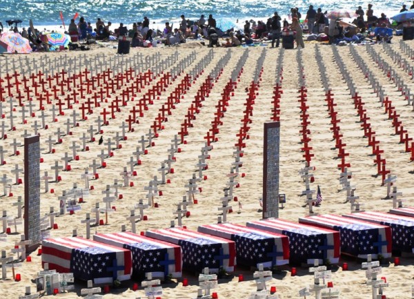 Композиция на пляже в Санта-Монике в День независимости -- в память о почти 5 тысячах американцев, погибших в Ираке и Афганистане