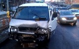 Несколько человек пострадало в результате столкновения маршрутного такси с «Волгой»