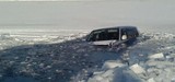 Внедорожник провалился под лед в районе острова Ольхон