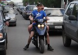 Для езды на скутерах и мопедах россиянам придется сдавать на права