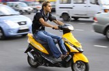 Российских водителей мопедов и скутеров обязали сдавать на права