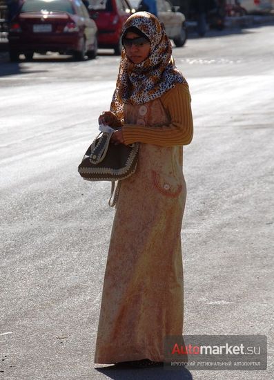 В последнее годы египетское общество развернулось к консервативным ценностям – большинство женщин вновь одело хиджаб и укуталось в свобо
