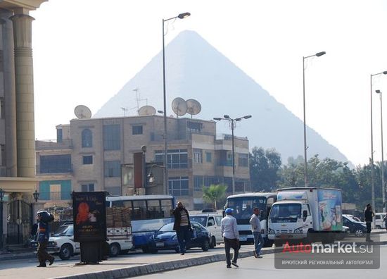 Каир разрастается столь стремительно, что  еще недавно одиноко стояившие в пустыне пирамиды нависают буквально над домами