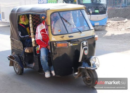 Трехместные (хотя в них может набиться человек 6) мотороллеры используются в Каире в узких густонаселенных районах – там, где другому транс