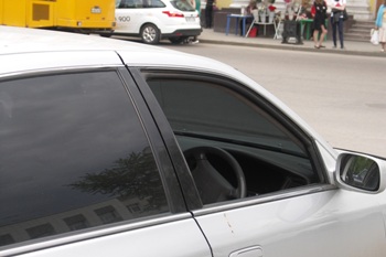 Проверка тонировки стекол автомобиля